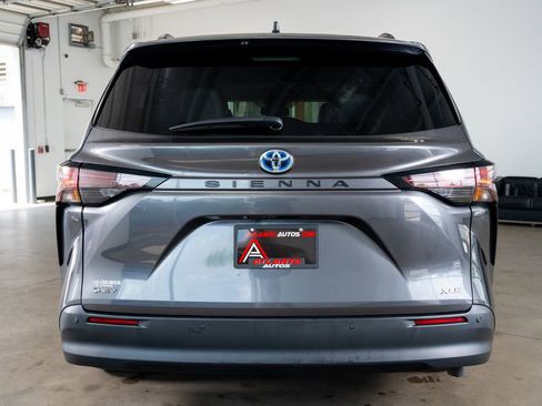 Used 2025 Toyota Sienna XLE image 12
