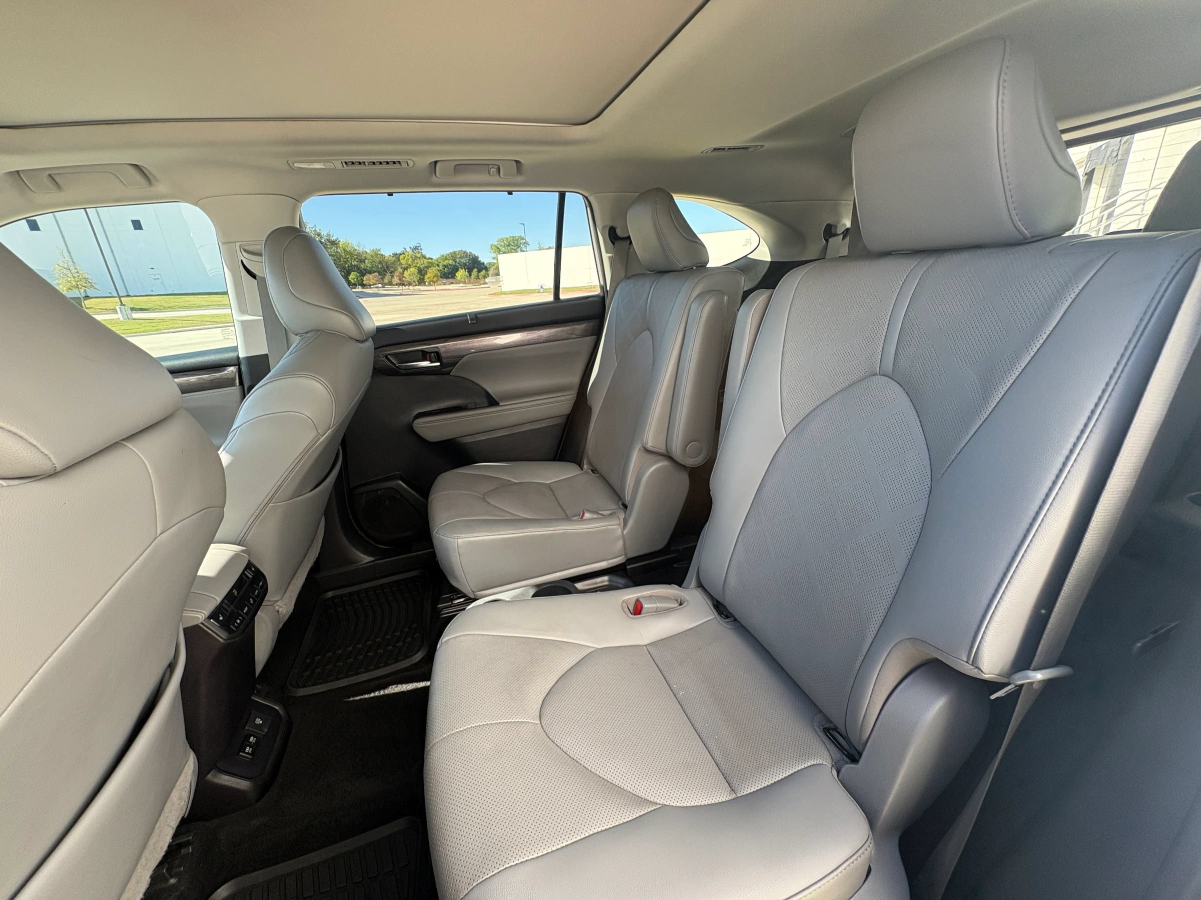 Used 2021 Toyota Highlander Platinum FWD image 38