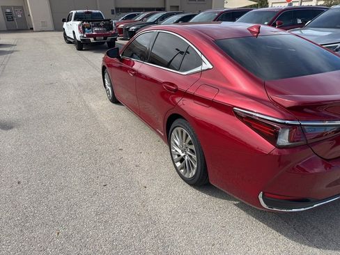 Used 2019 Lexus ES 300h Ultra Luxury w/ Accessory Package 2 image 7