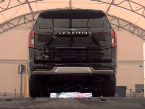 Used 2025 Ford Expedition Platinum AWD/4WD image 9
