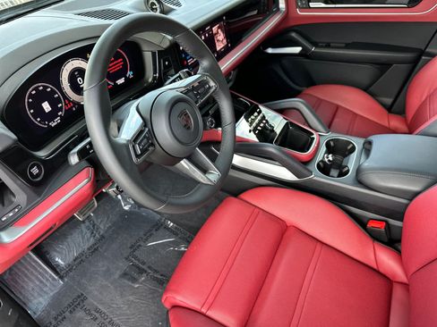 Certified 2025 Porsche Cayenne Turbo AWD/4WD image 4