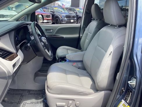 Used 2017 Toyota Sienna XLE Premium AWD/4WD image 12