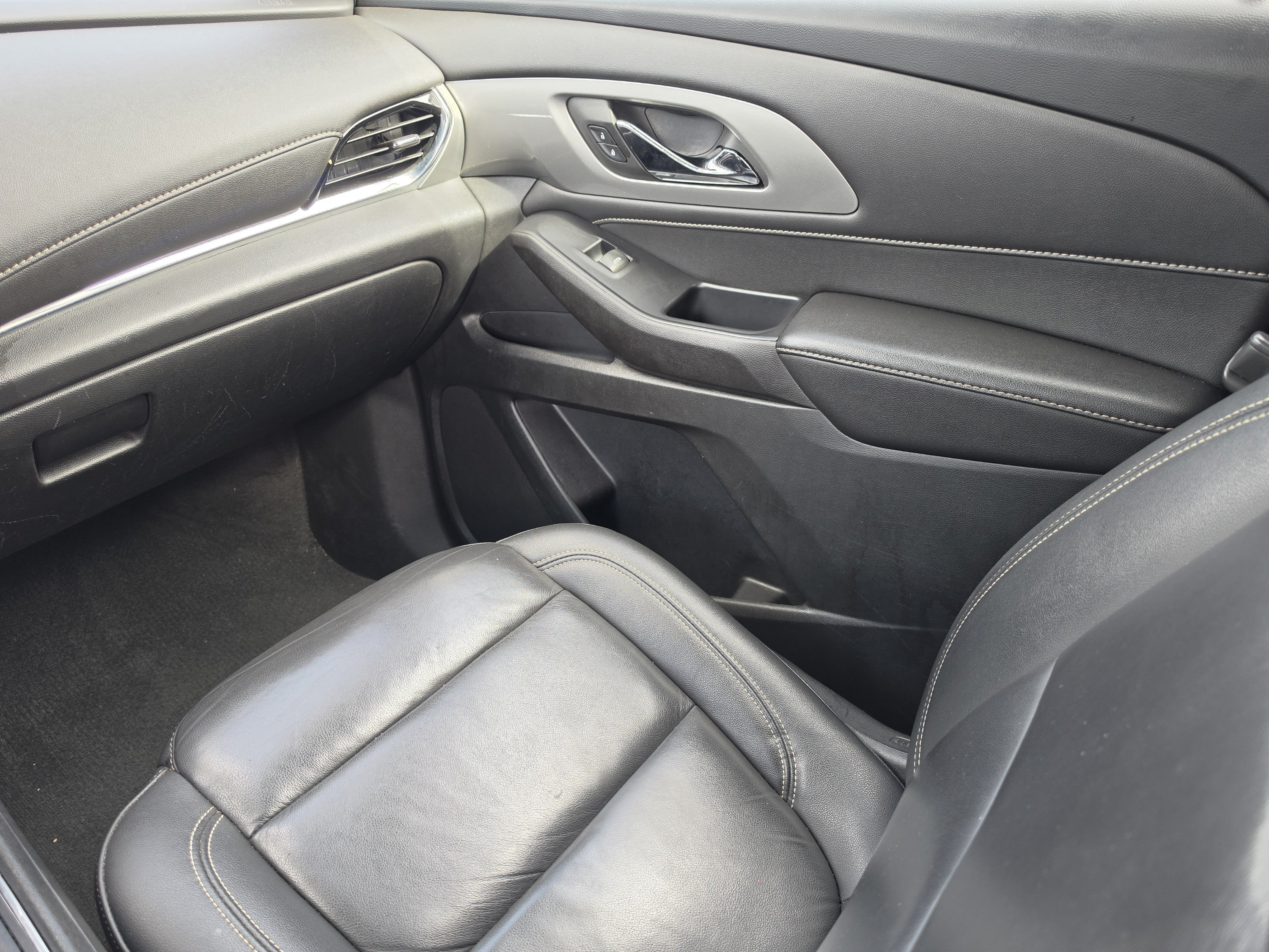 Used 2022 Chevrolet Traverse LT FWD image 22