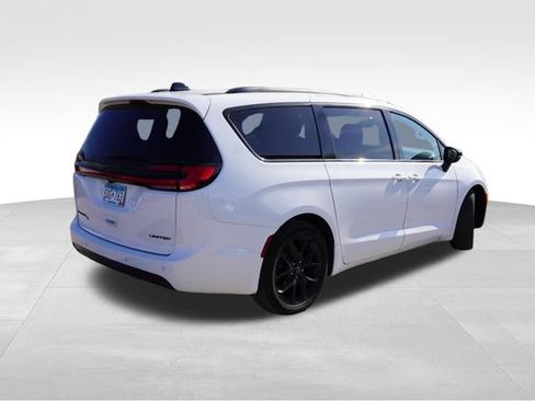 Used 2026 Chrysler Pacifica Limited w/ S Appearance Package FWD image 3