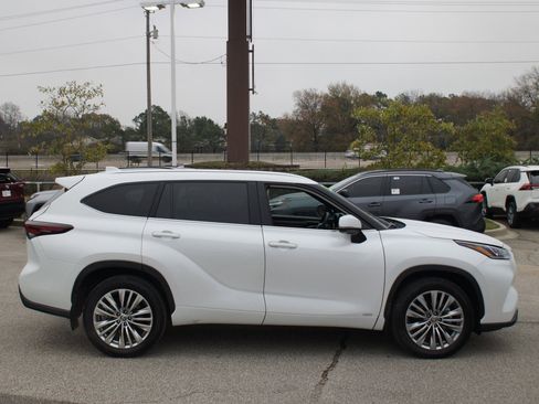 Used 2025 Toyota Highlander Platinum image 22