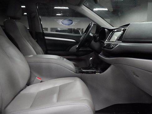 Used 2018 Toyota Highlander XLE FWD image 23