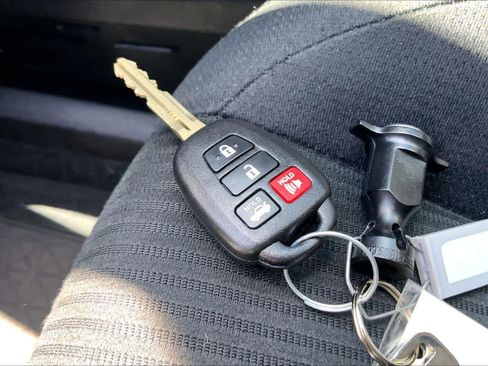 Used 2014 Toyota RAV4 XLE AWD/4WD image 13