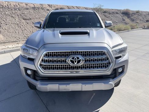 Used 2017 Toyota Tacoma TRD Off-Road image 2