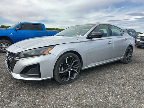 Used 2024 Nissan Altima 2.5 SR FWD image 1