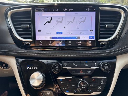 Used 2023 Chrysler Pacifica Touring-L image 18