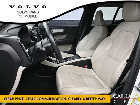 Used 2019 Volvo XC40 T4 Momentum image 11