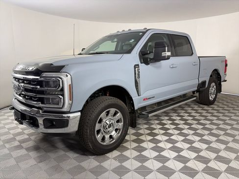 Used 2025 Ford F350 Lariat AWD/4WD image 3