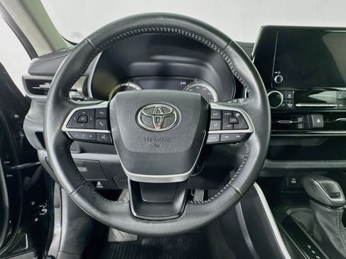 Used 2023 Toyota Highlander LE AWD/4WD image 11