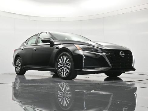 Used 2025 Nissan Altima 2.5 SV FWD image 38