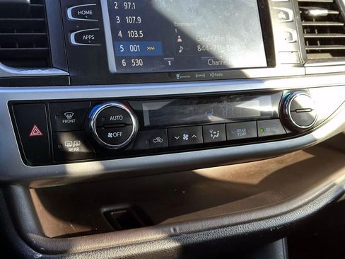 Used 2019 Toyota Highlander XLE image 29