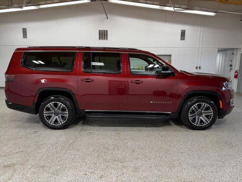Used 2024 Jeep Wagoneer L Series II w/ Flexible Seating Group RWD image 5
