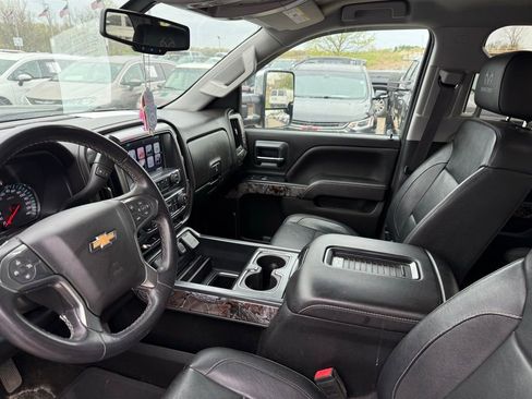 Used 2017 Chevrolet Silverado 1500 LTZ Z71 w/ Realtree Edition AWD/4WD image 11