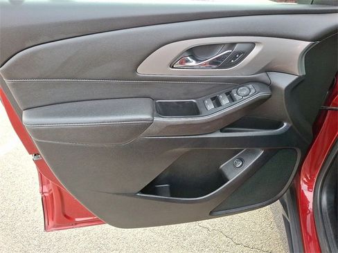 Used 2023 Chevrolet Traverse LT image 10