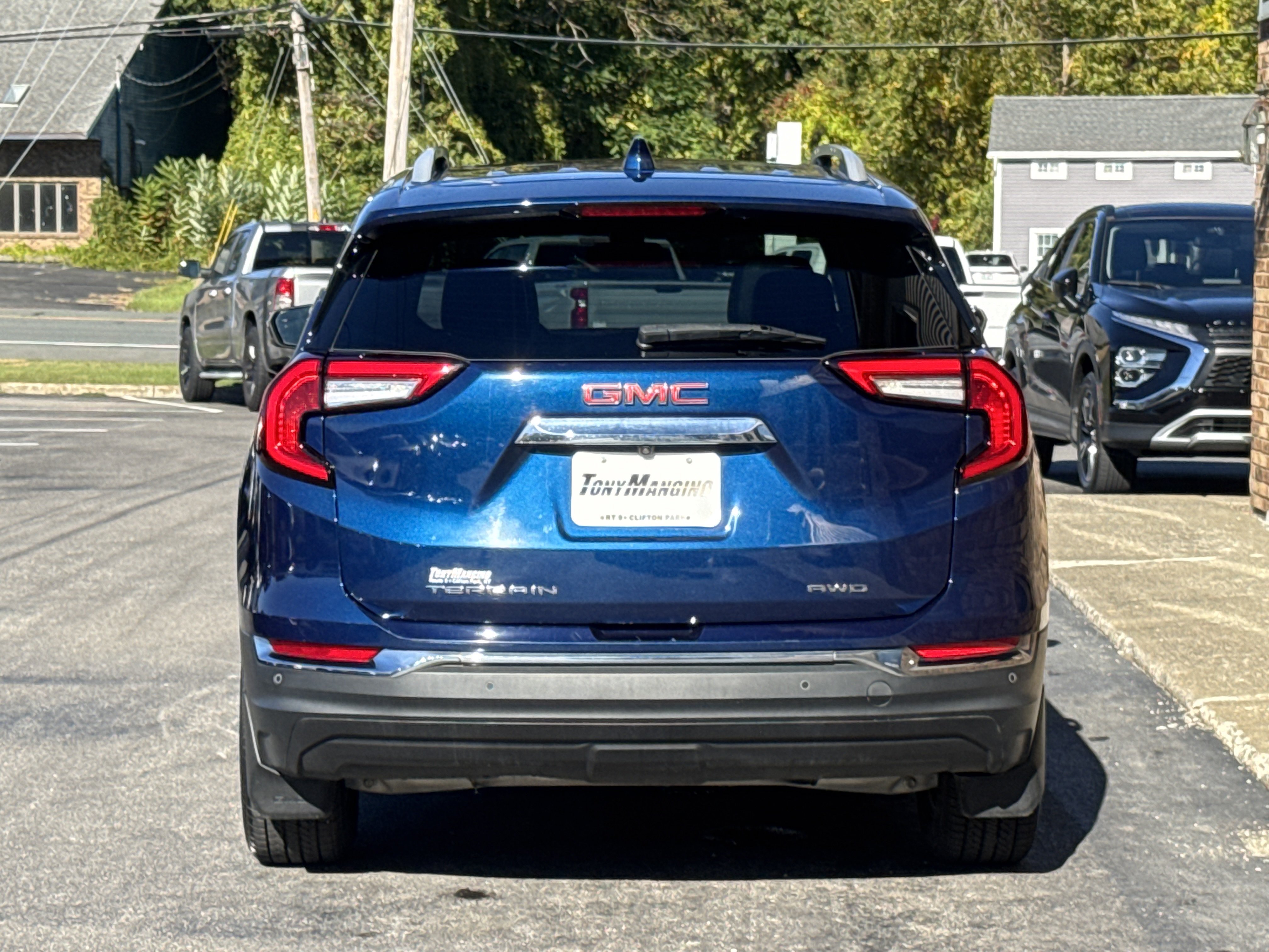 Used 2022 GMC Terrain SLT w/ Infotainment Package II AWD/4WD image 4