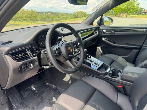 Certified 2025 Porsche Macan Turbo AWD/4WD image 4