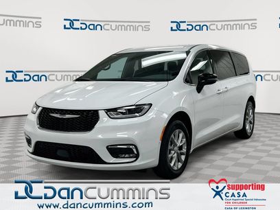 New 2026 Chrysler Pacifica Select