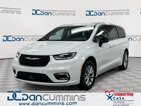 New 2026 Chrysler Pacifica Select AWD/4WD image 1
