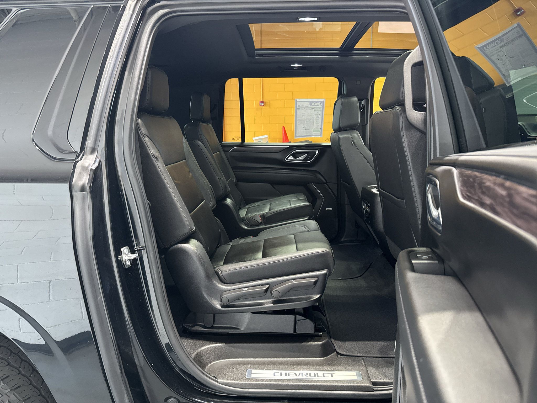 Used 2023 Chevrolet Suburban Z71 w/ Luxury Package AWD/4WD image 20