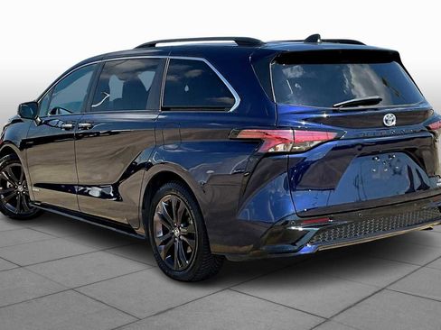 Used 2021 Toyota Sienna XSE image 9