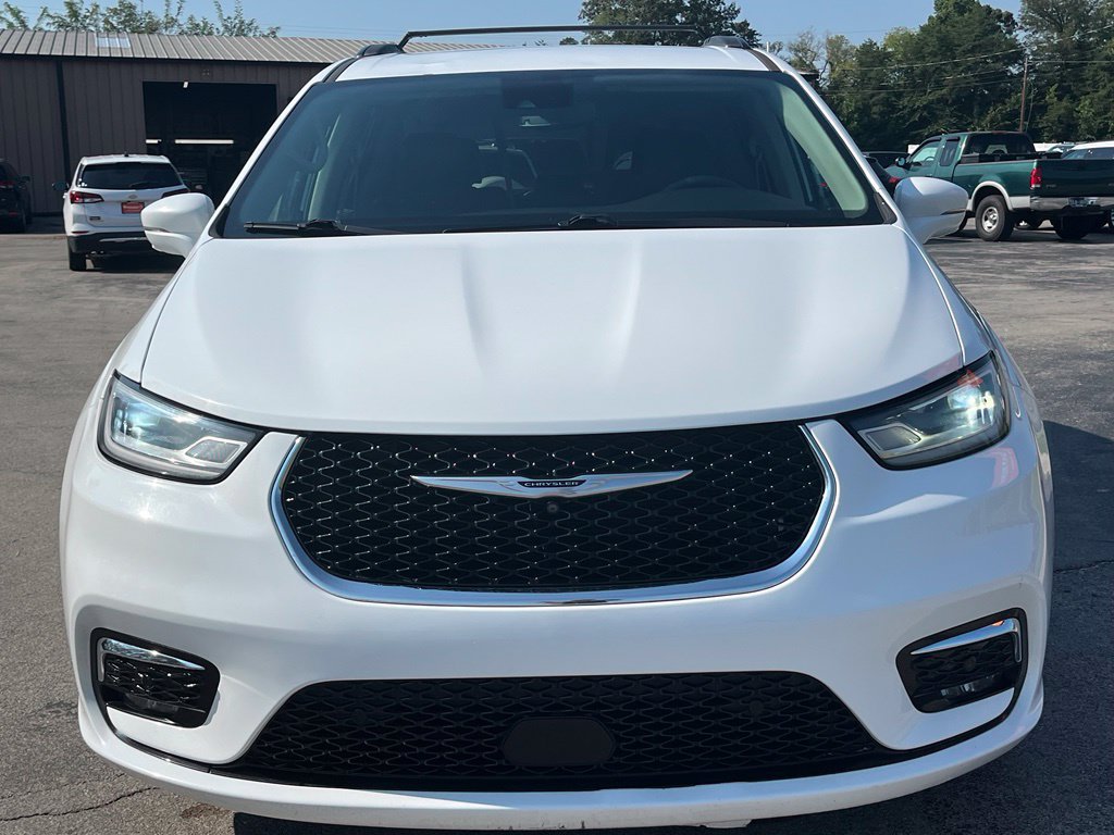 Used 2022 Chrysler Pacifica Touring-L w/ Uconnect Theater Family Group FWD image 3