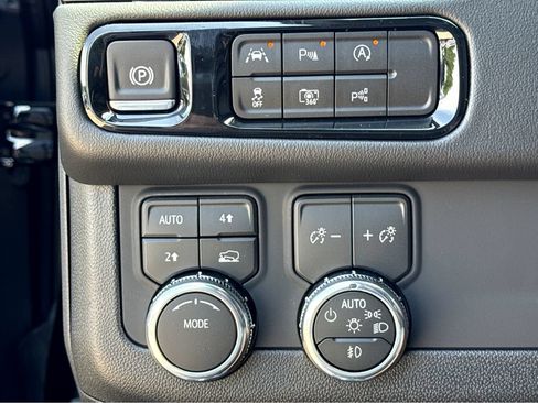 New 2026 GMC Yukon XL Elevation w/ LPO, Get Active Package AWD/4WD image 11