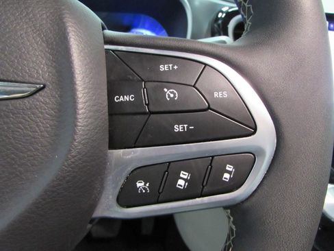 Used 2024 Chrysler Pacifica Touring-L FWD image 26
