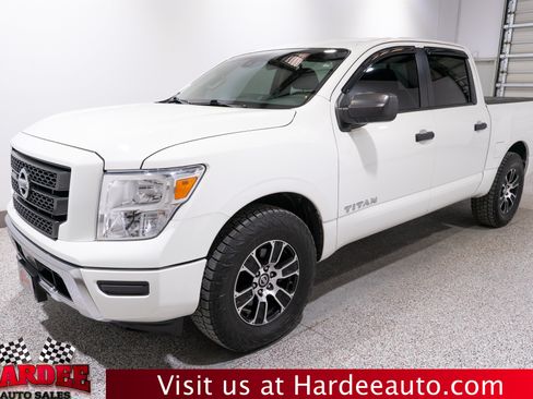 Used 2022 Nissan Titan SV RWD image 2