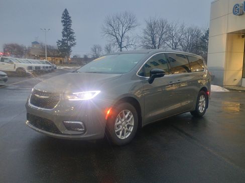 Used 2025 Chrysler Pacifica Select image 3