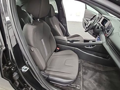 Used 2025 Hyundai Elantra Sport image 33