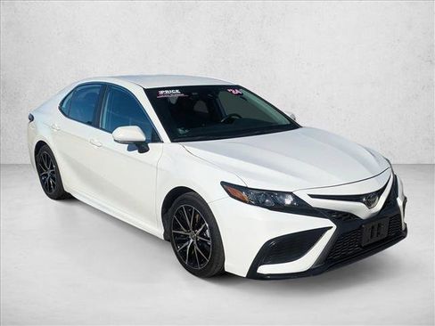 Used 2024 Toyota Camry SE image 3