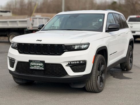 Used 2023 Jeep Grand Cherokee Limited w/ Black Appearance Package AWD/4WD image 3