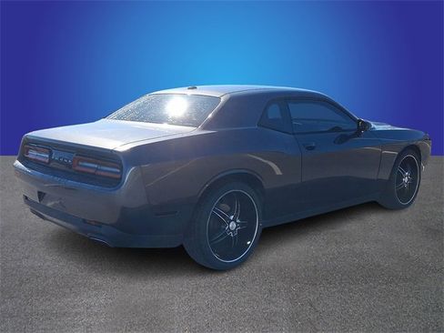 Used 2015 Dodge Challenger SXT image 4