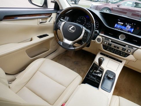 Used 2015 Lexus ES 350 w/ Premium Package FWD image 9