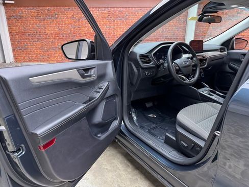 Used 2022 Ford Escape SE w/ SE Sport Appearance Package image 9