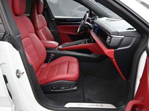 Certified 2025 Porsche Macan 4S Electric AWD/4WD image 26