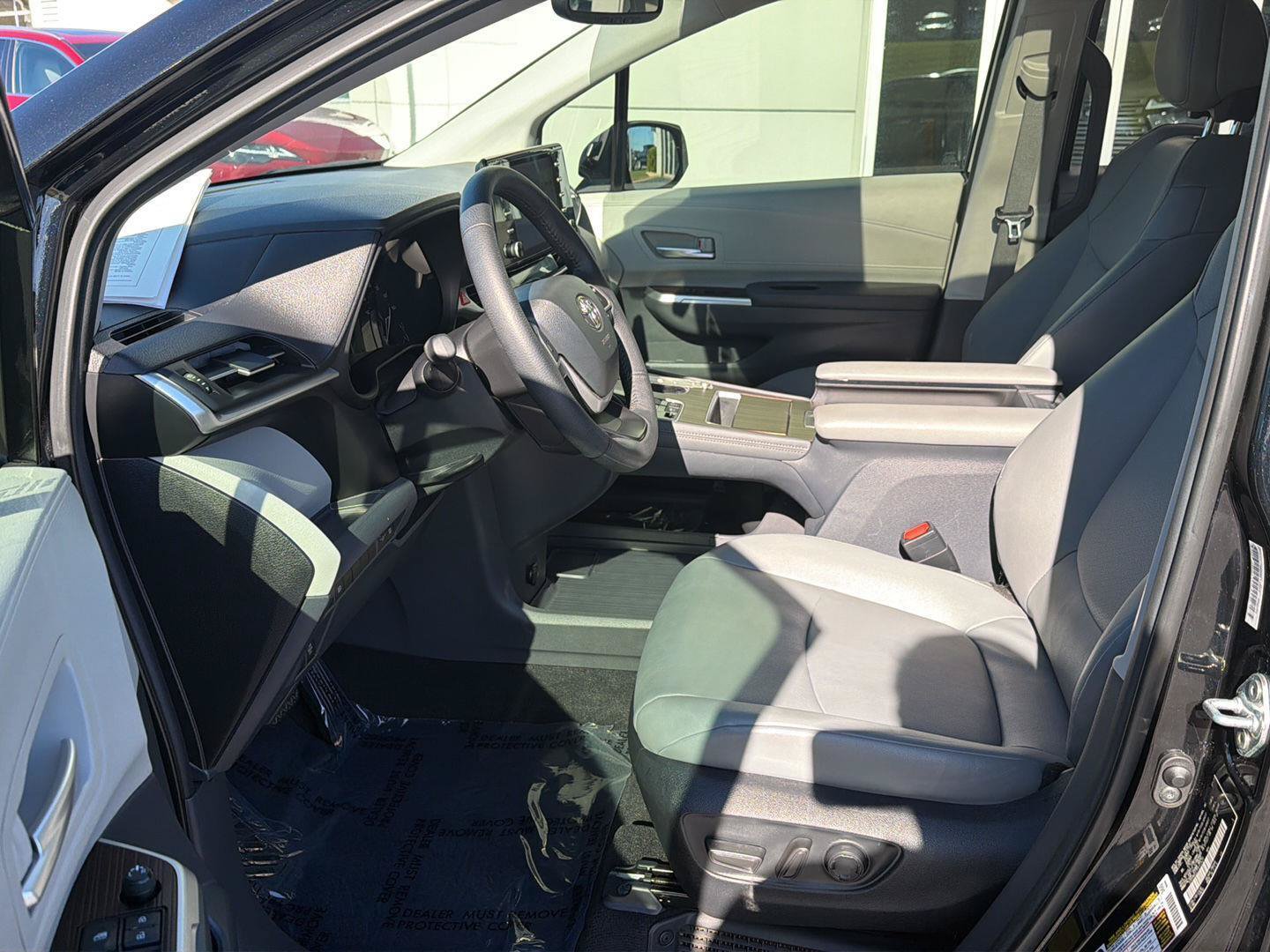 Used 2023 Toyota Sienna XLE FWD image 10
