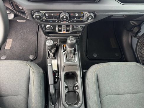 Used 2025 Jeep Wrangler Unlimited Sahara AWD/4WD image 10