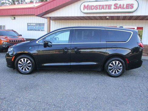 Used 2023 Chrysler Pacifica Touring-L FWD image 4