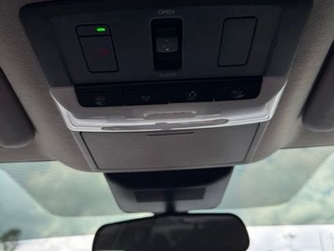 Used 2025 Nissan Sentra SR w/ SR Premium Package FWD image 10