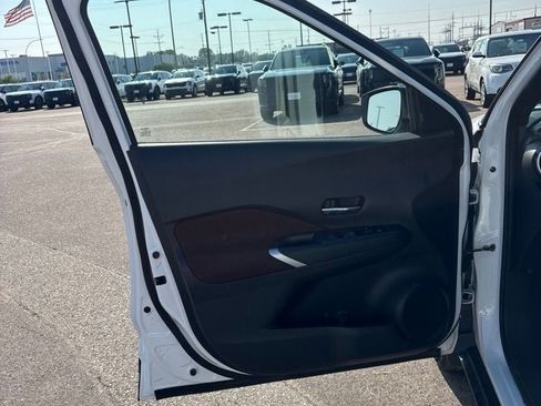 Used 2023 Nissan Kicks SR FWD image 11