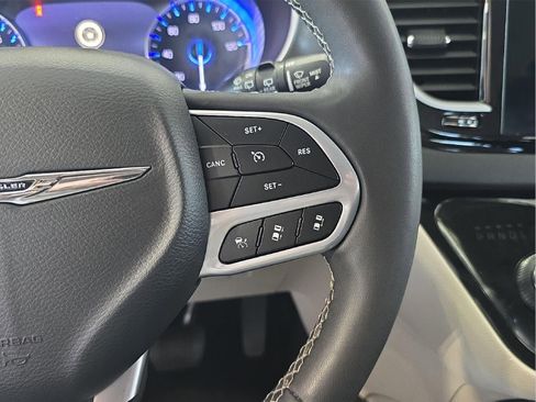 Used 2023 Chrysler Pacifica Touring-L FWD image 12