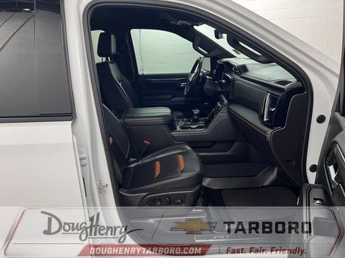 Used 2023 GMC Sierra 1500 AT4 w/ Technology Package AWD/4WD image 40