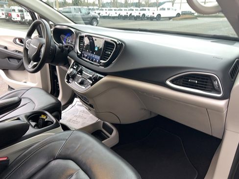 Used 2020 Chrysler Pacifica Touring-L image 25