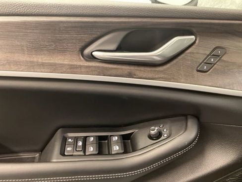 Used 2025 Jeep Grand Cherokee Limited image 20