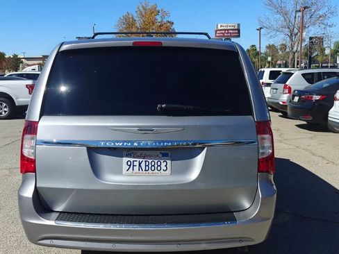 Used 2014 Chrysler Town & Country Touring-L w/ Driver Convenience Group image 5